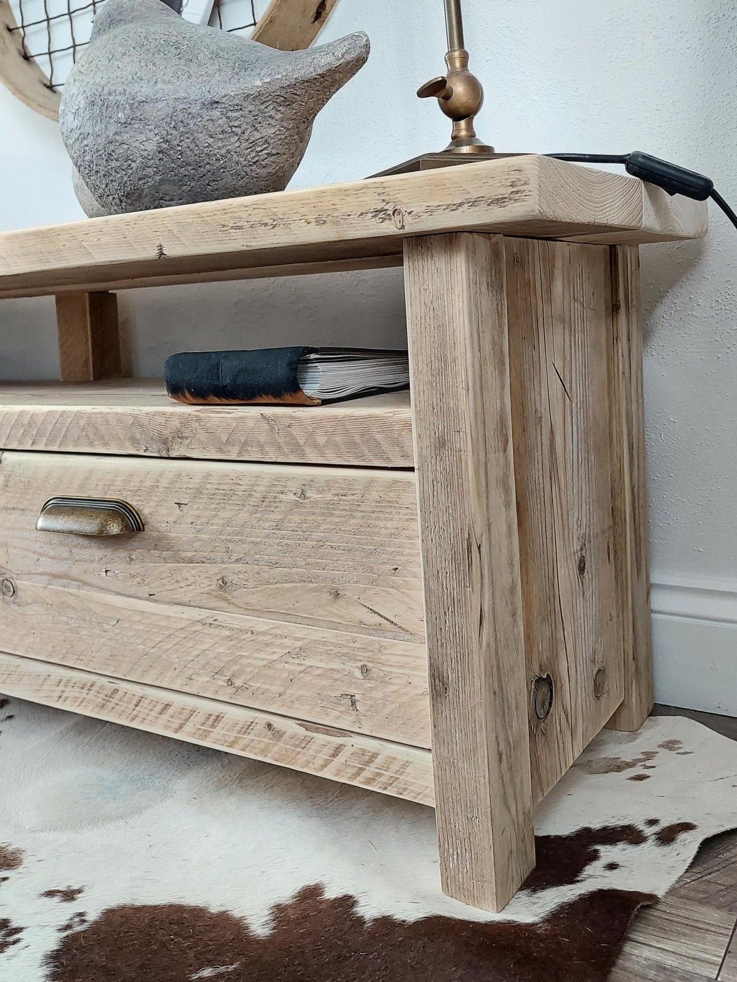 Rustic Reclaimed Wood TV Stand / Wooden TV Unit with Shelf / Vintage-Inspired Console with Storage for Living Room & Bedroom