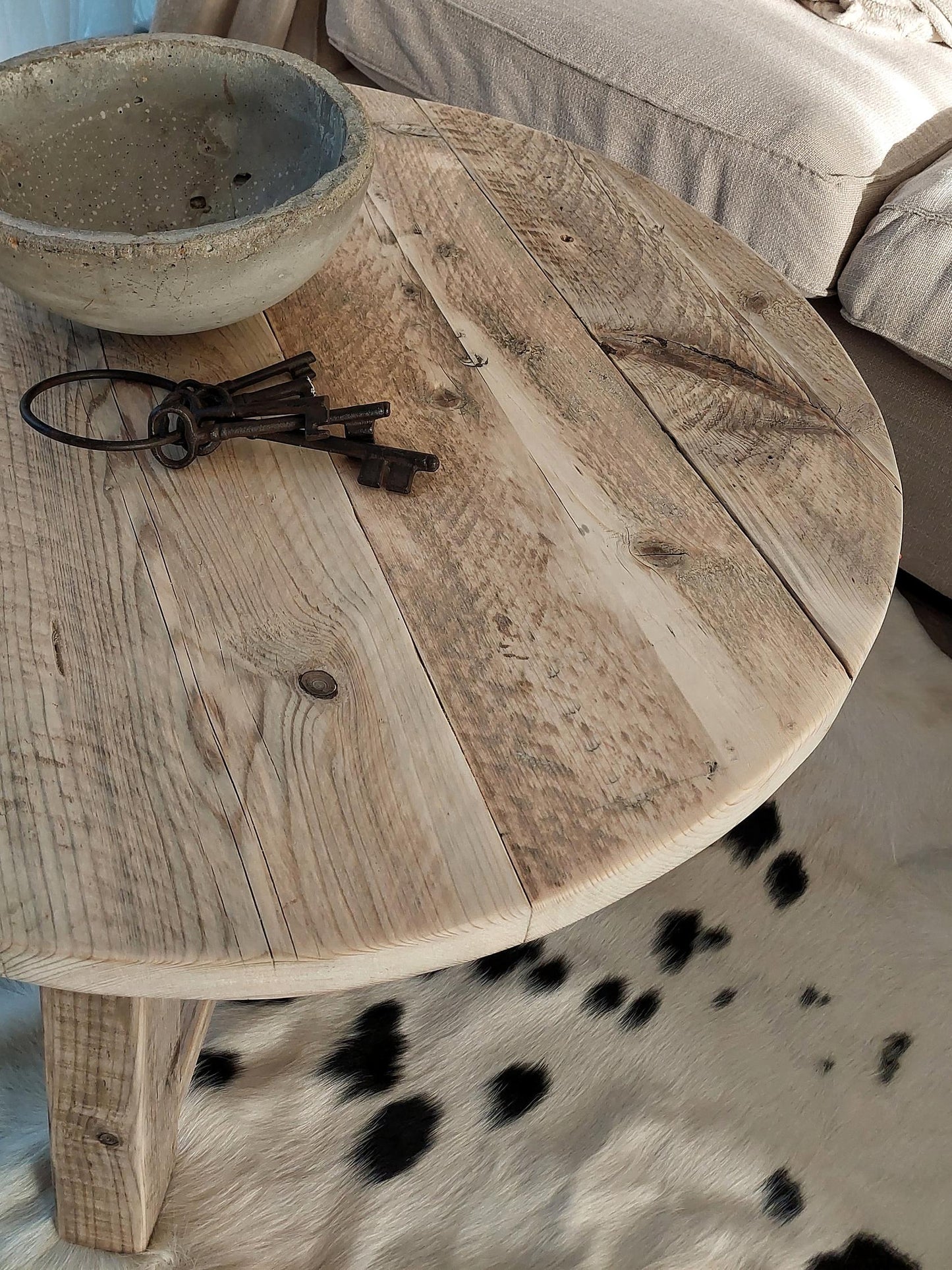 Round Rustic Wooden Coffee Table / Reclaimed Wood Center Table/Farmhouse Living Room Decor /Handmade Solid Wood Table