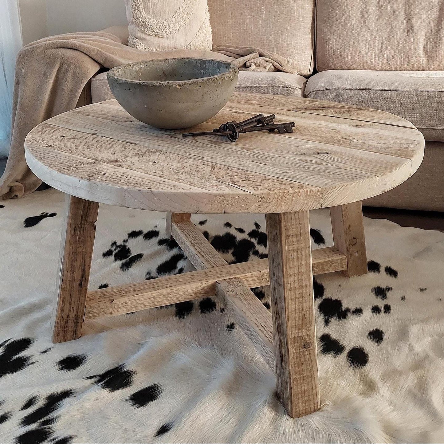 Round Rustic Wooden Coffee Table / Reclaimed Wood Center Table/Farmhouse Living Room Decor /Handmade Solid Wood Table